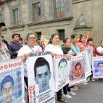 Padres de los 43 normalistas acusan a FGR y Sedena de volver lento el ...