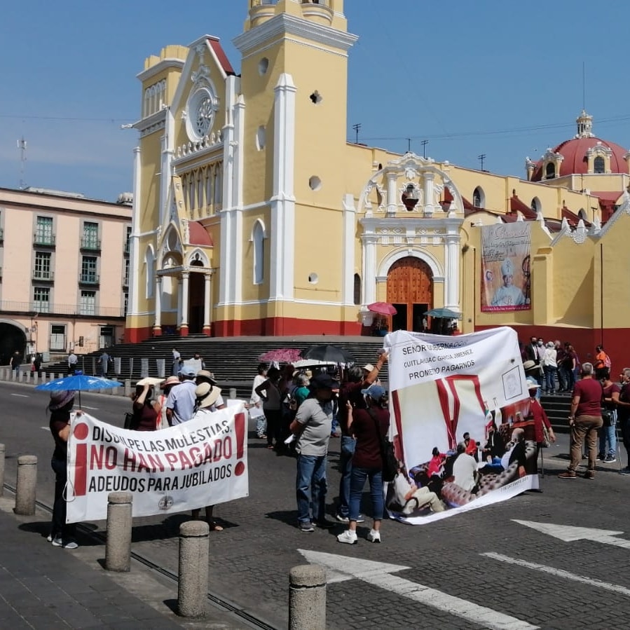 Jubilados del ISSSTE cierran el centro de Xalapa por adeudos pendientes ...