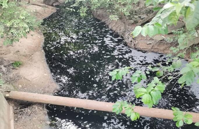 Derrame de crudo alcanza arroyo en Ixhuatlán del Sureste; temen contaminación del río Coatzacoalcos